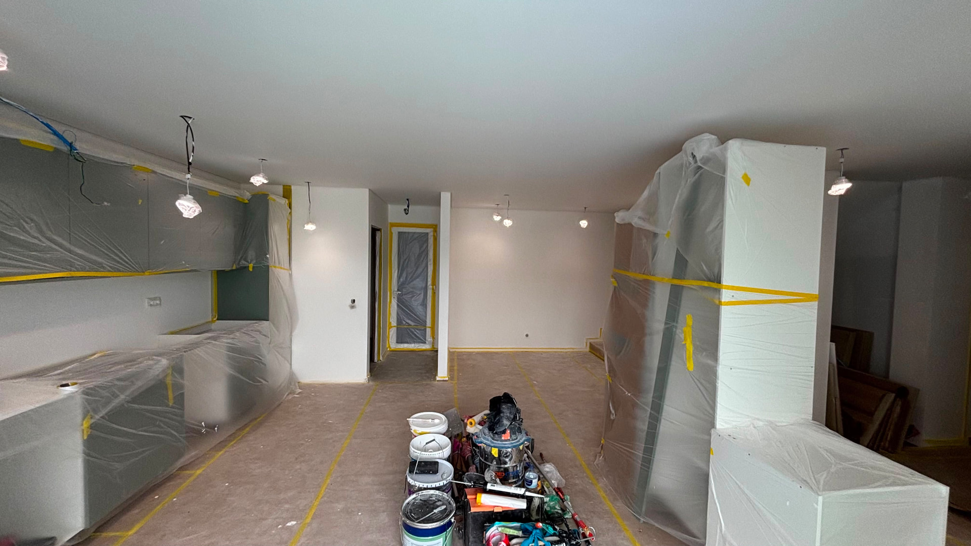 Preparação de pintura — sala e cozinha protegidas