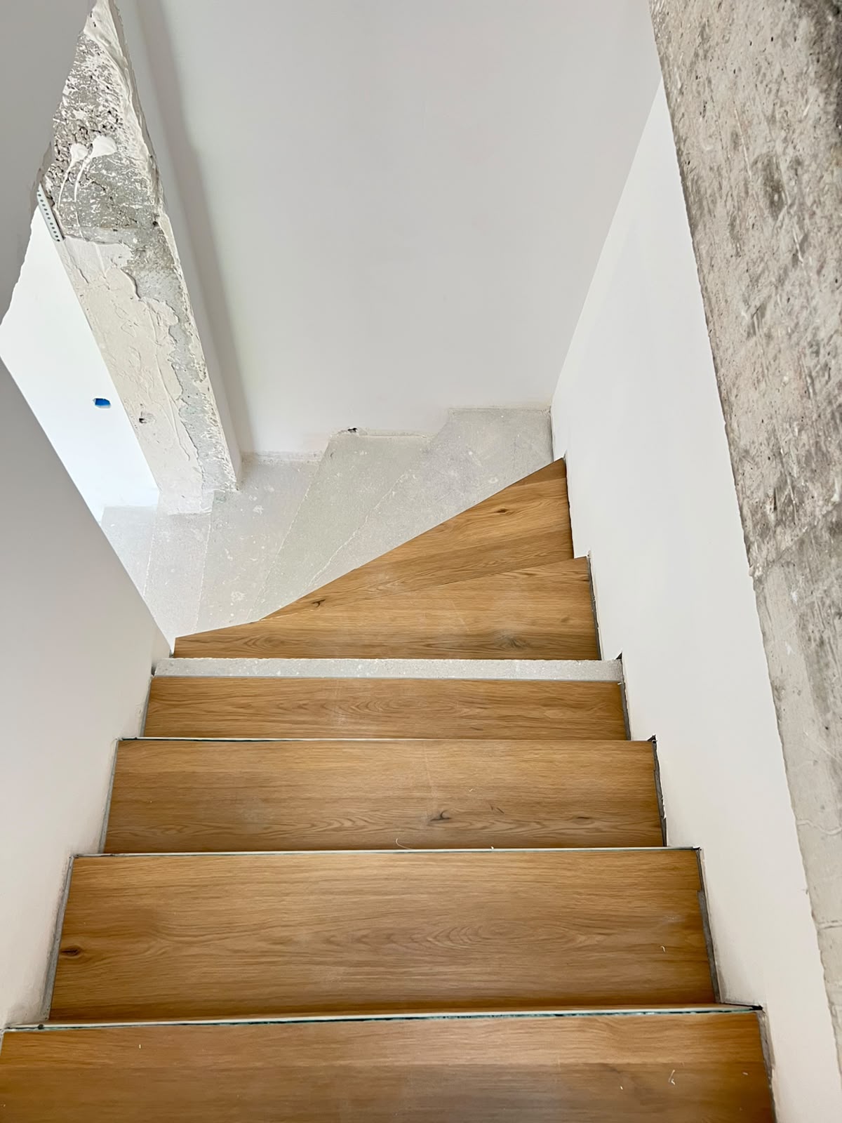 Piso flutuante em escadas