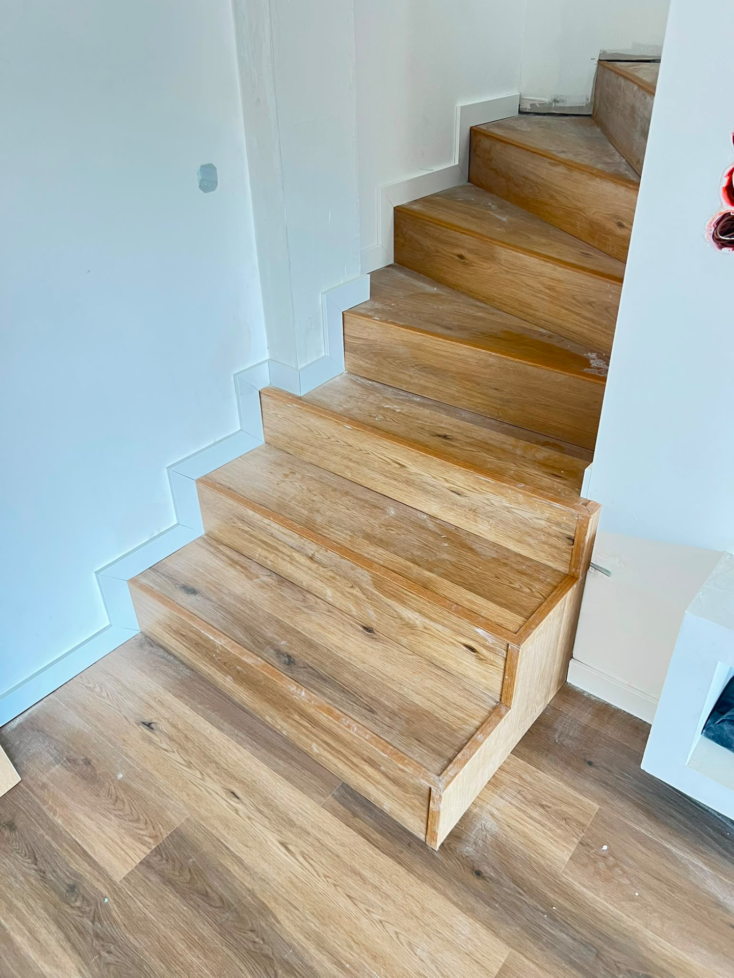 Piso flutuante em escadas