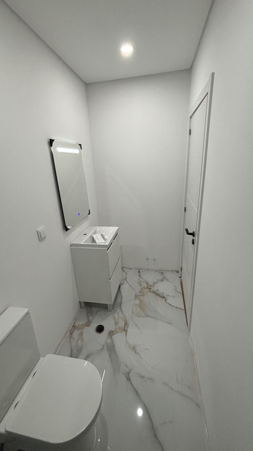 Casa de banho com móvel suspenso e piso em mármore