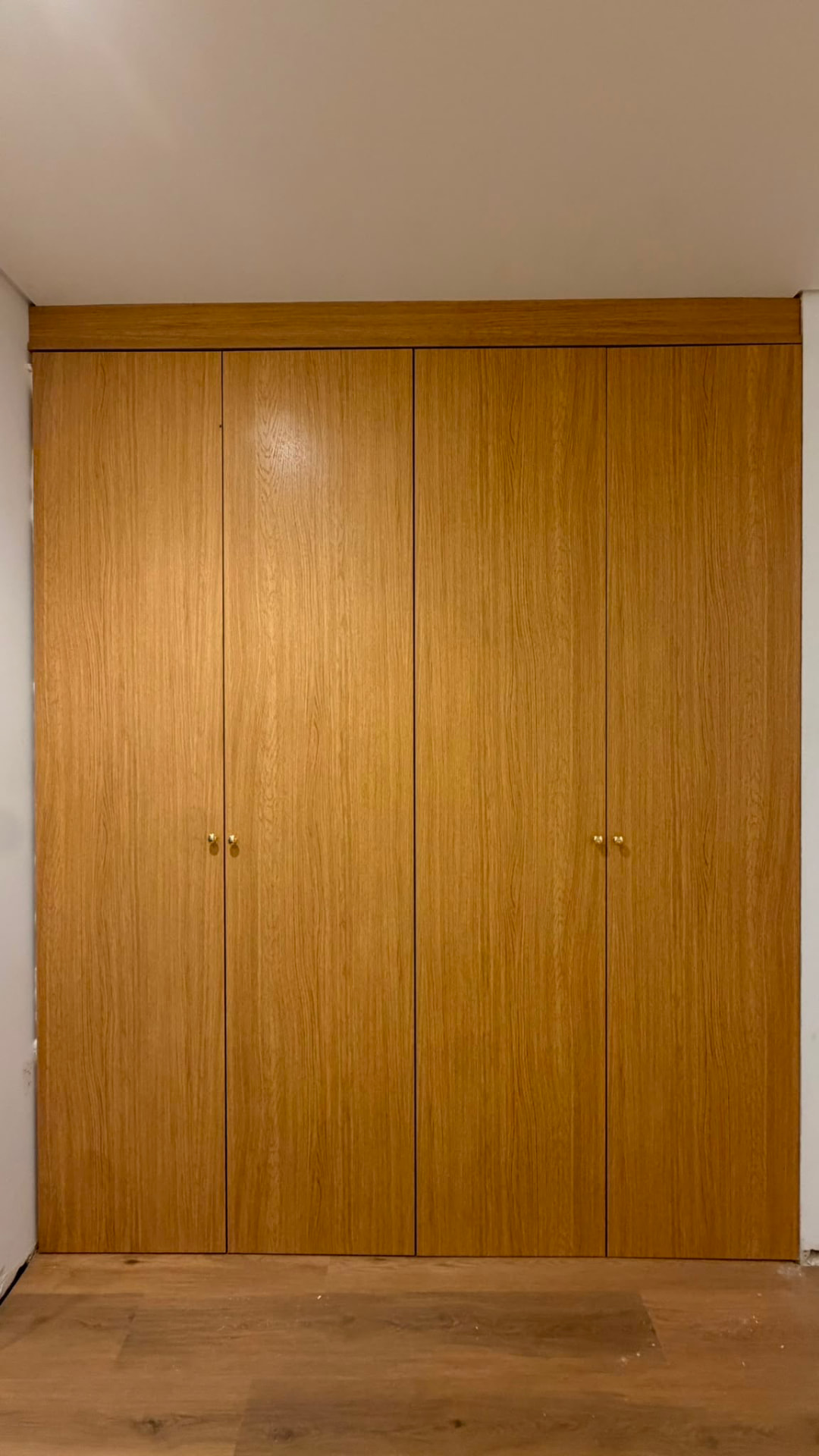 Roupeiro em carvalho — quarto