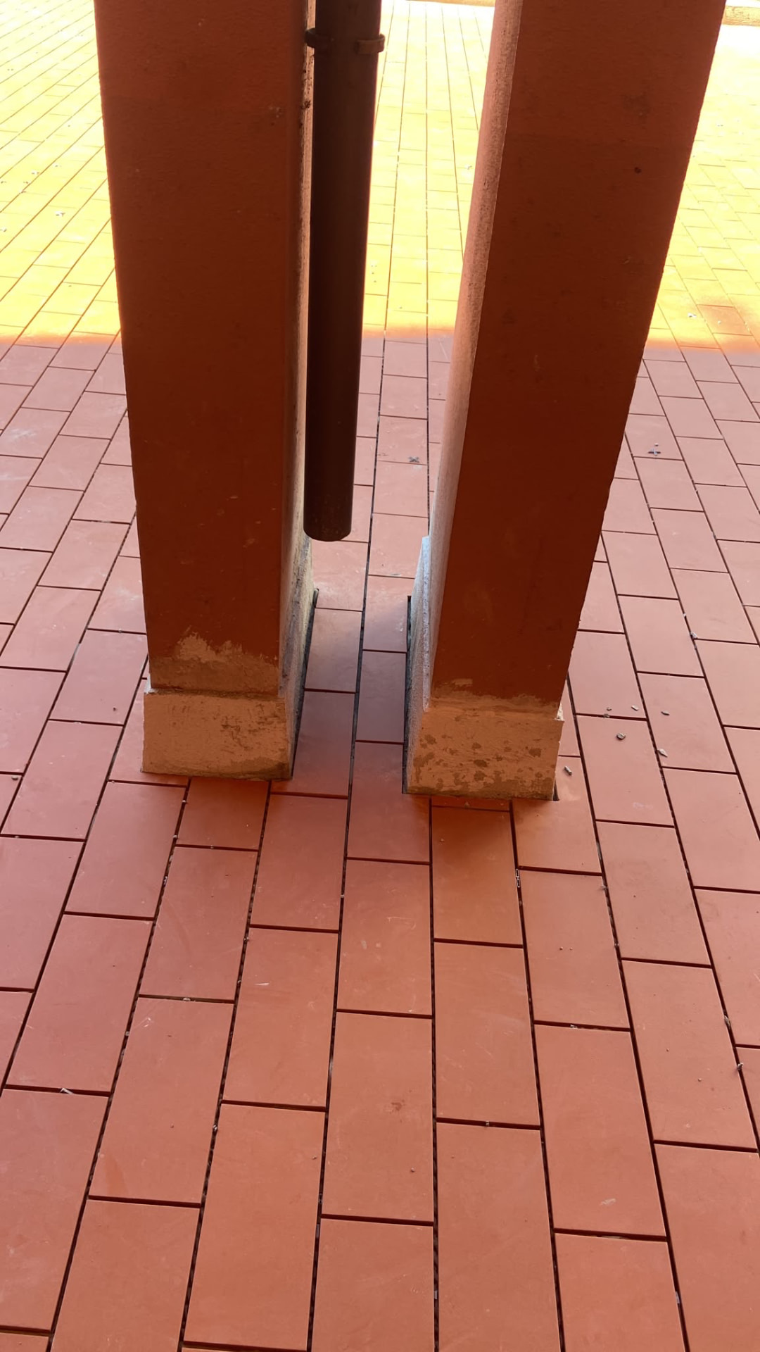 Piso cerâmico — remate em pilares