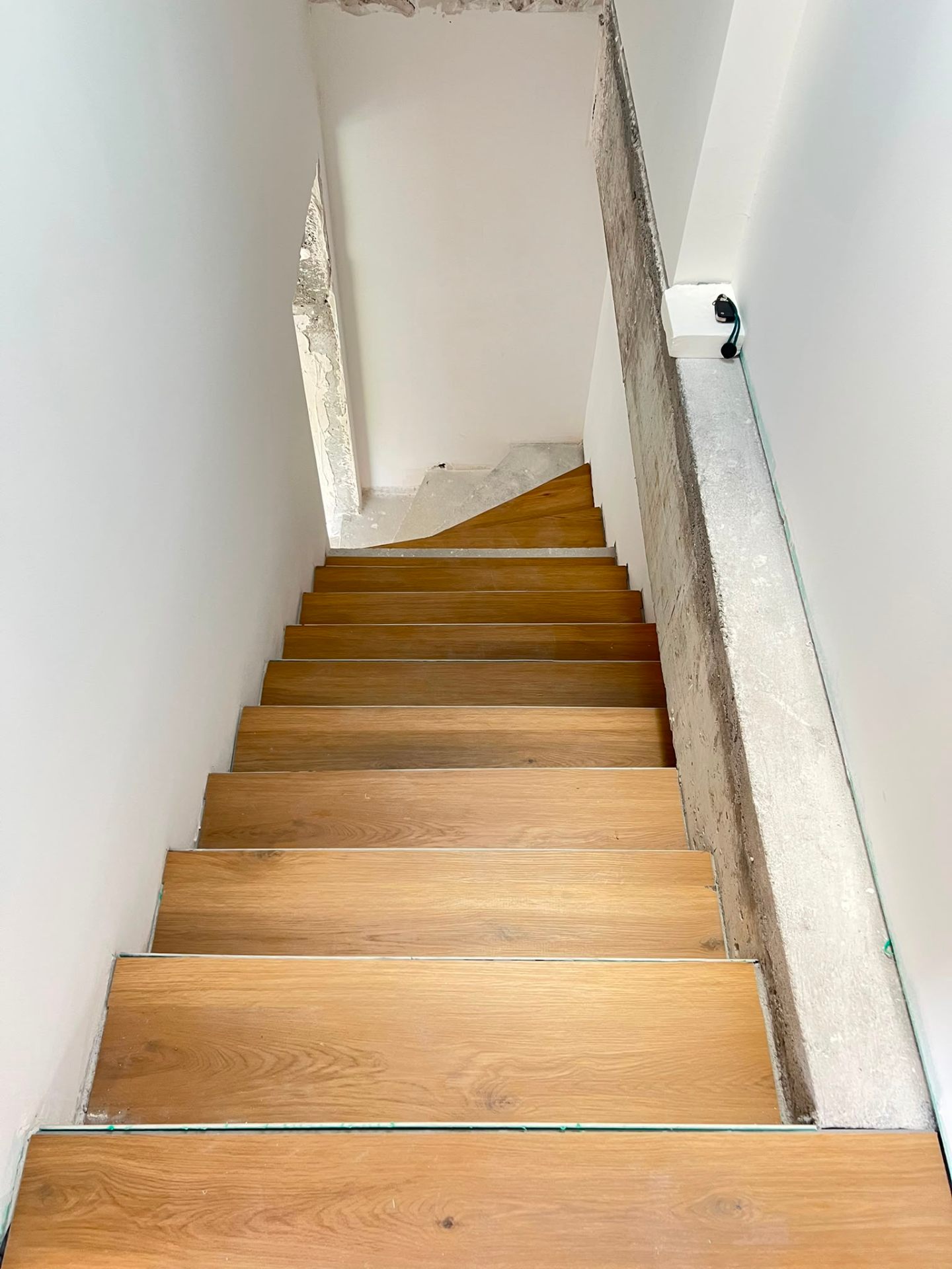 Piso flutuante em escadas