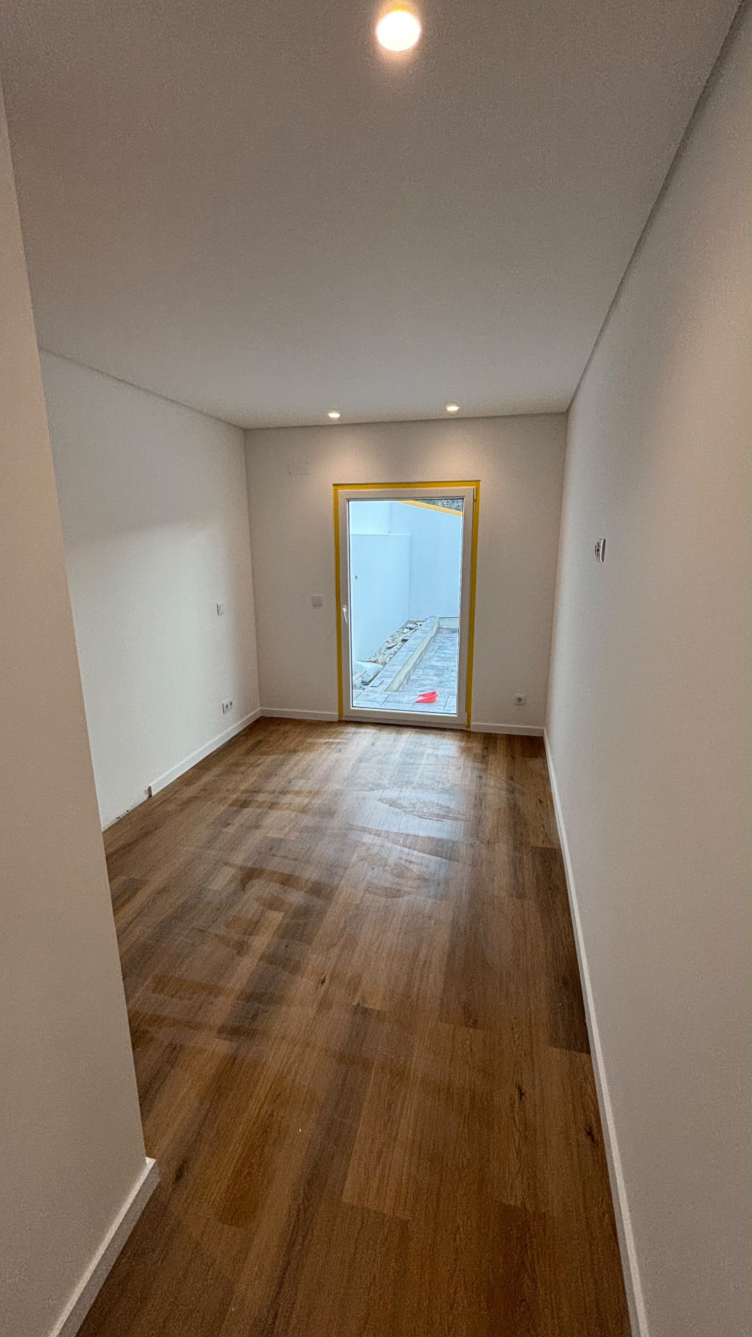 Quarto com piso flutuante e acesso ao pátio