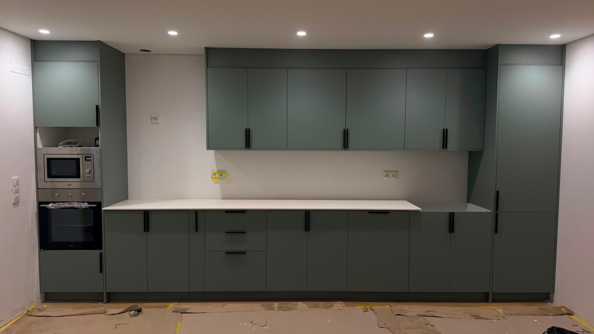 Cozinha em lacado verde — bancada em silestone