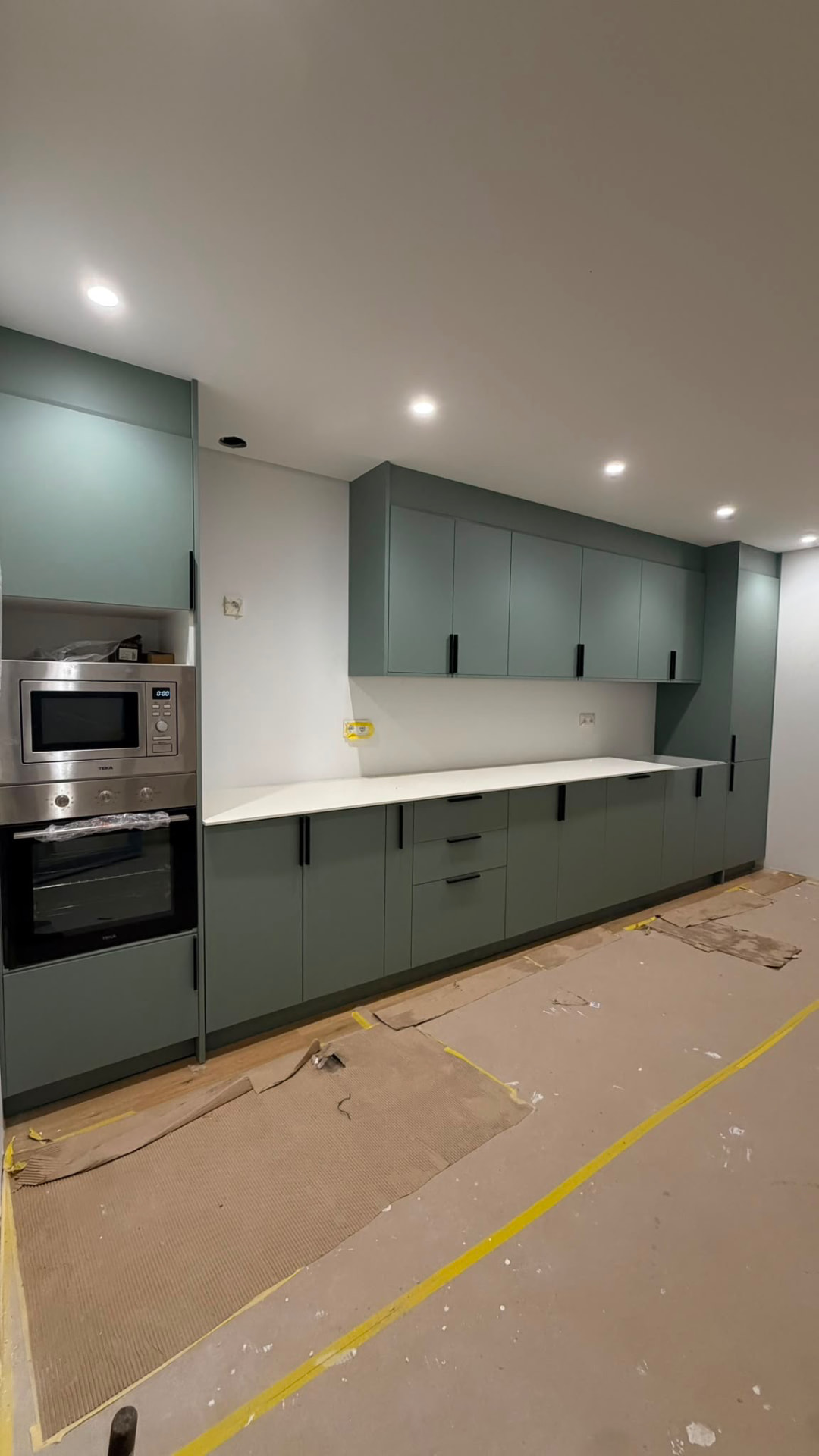 Cozinha em lacado verde — vista lateral