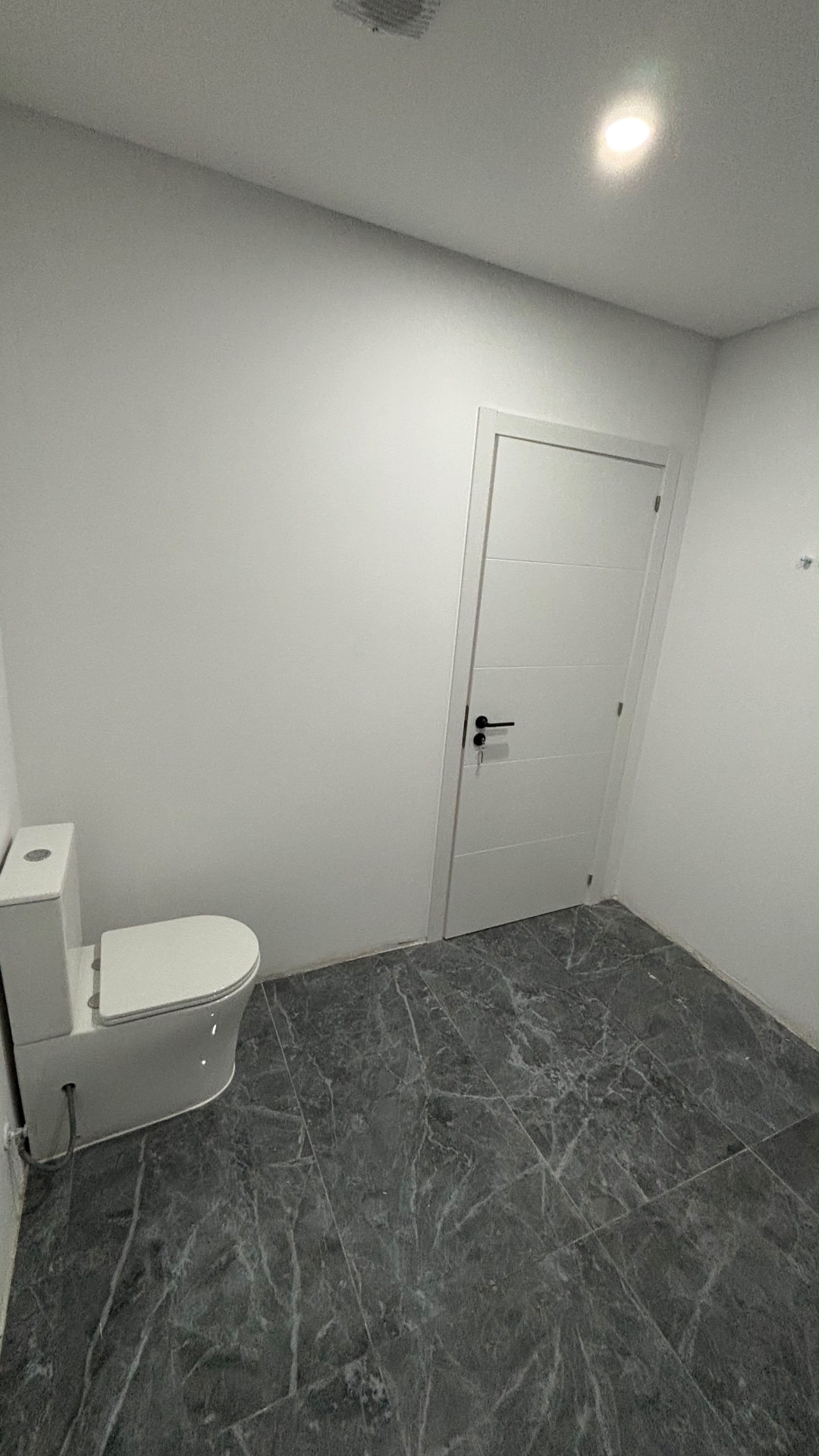 Casa de banho — piso cerâmico e acabamentos