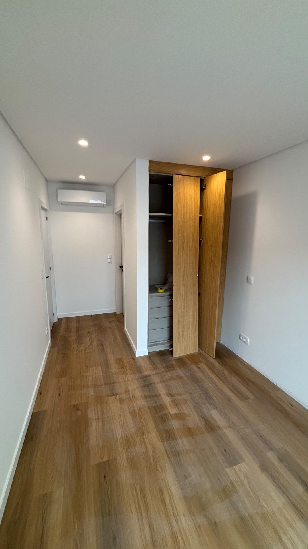Quarto com roupeiro em carvalho e piso flutuante