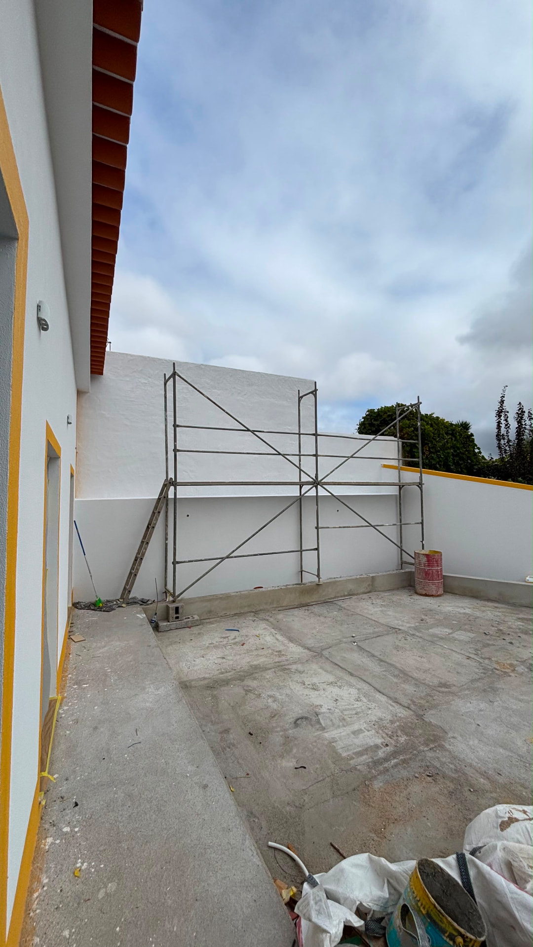 Fachada exterior com andaime