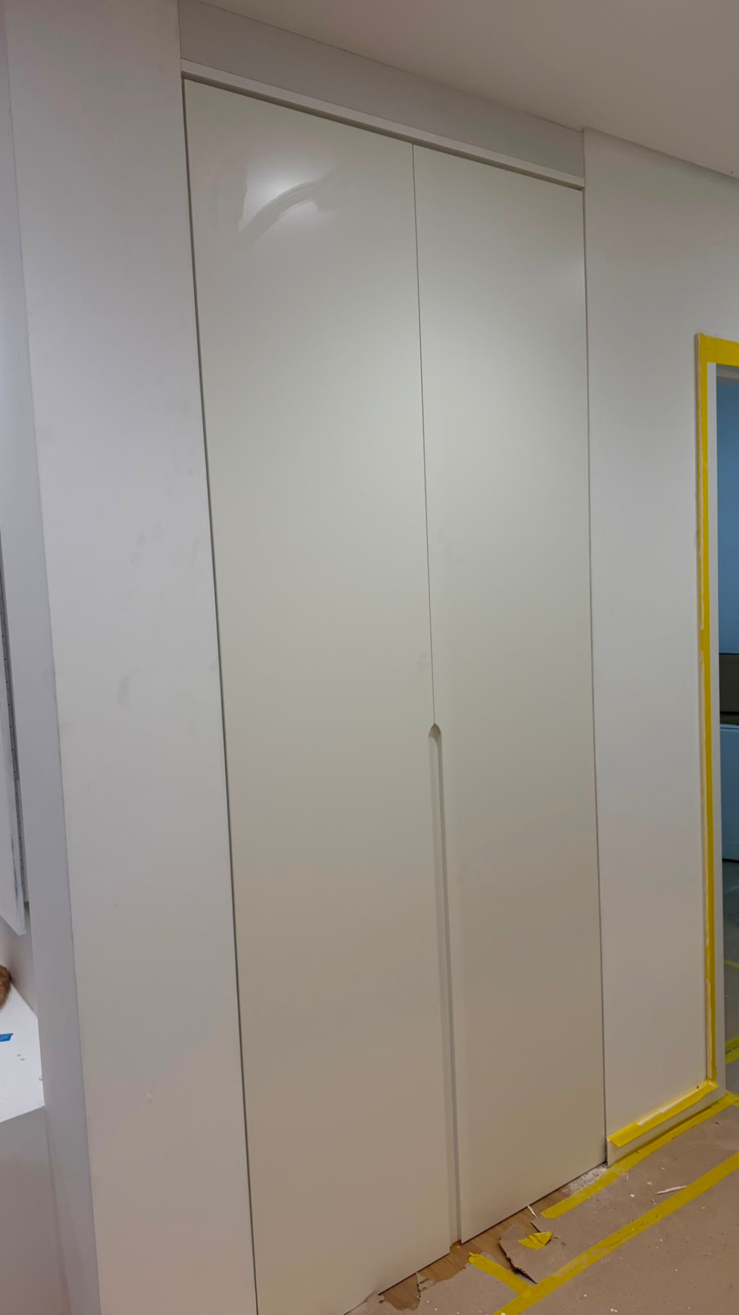 Roupeiro lacado branco — corredor