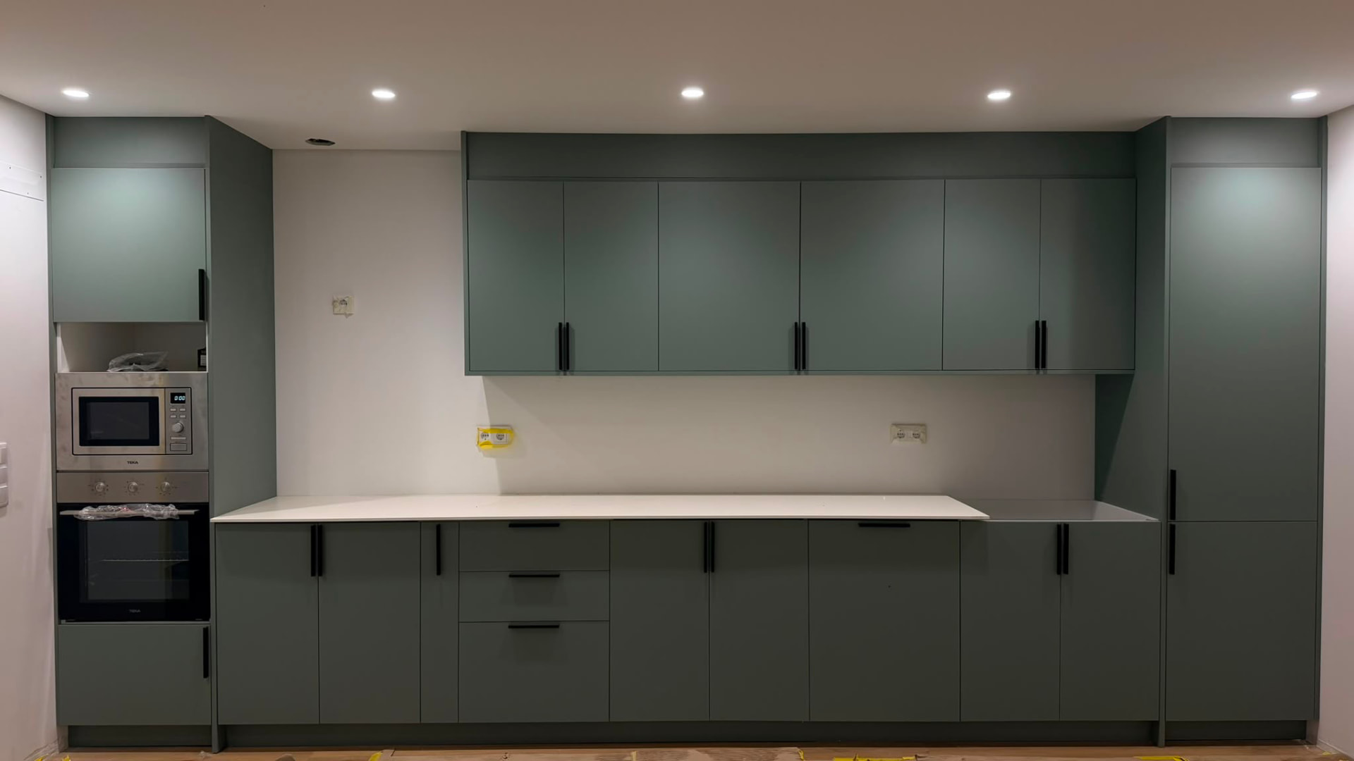 Cozinha em lacado verde — vista frontal