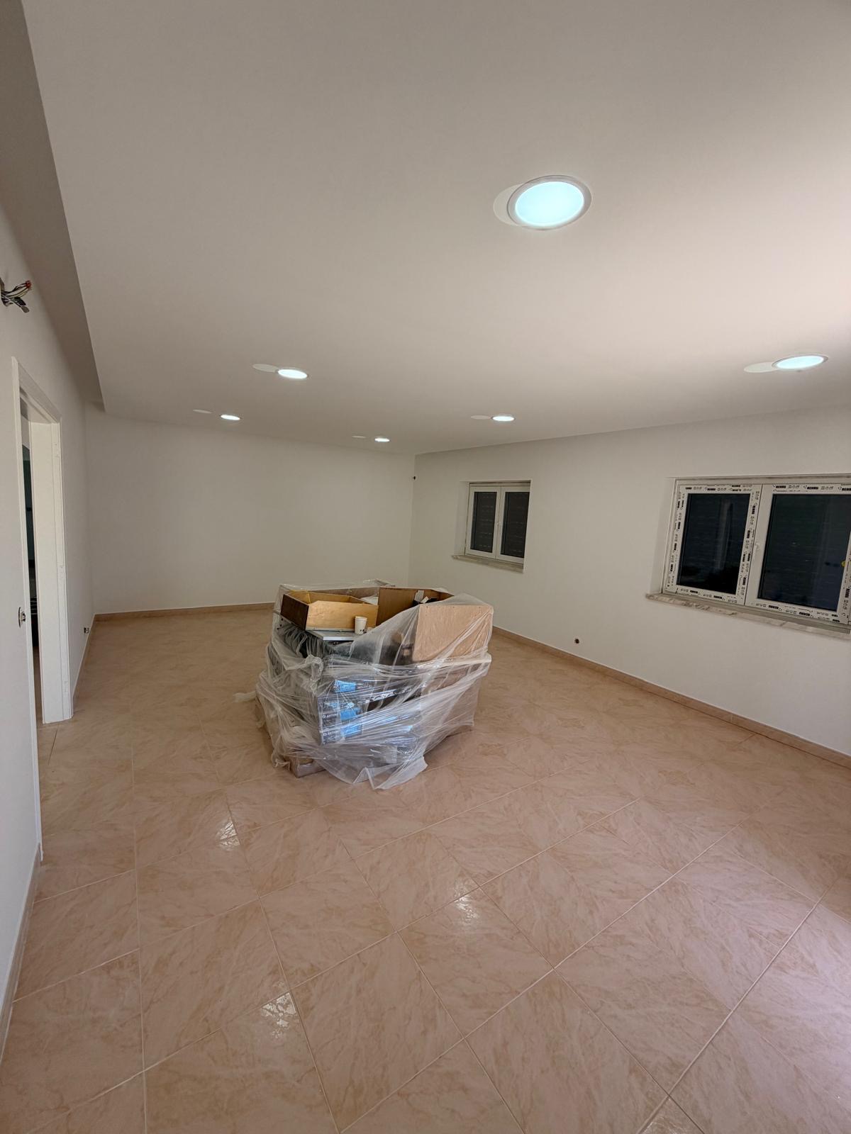 Sala ampla com iluminação embutida