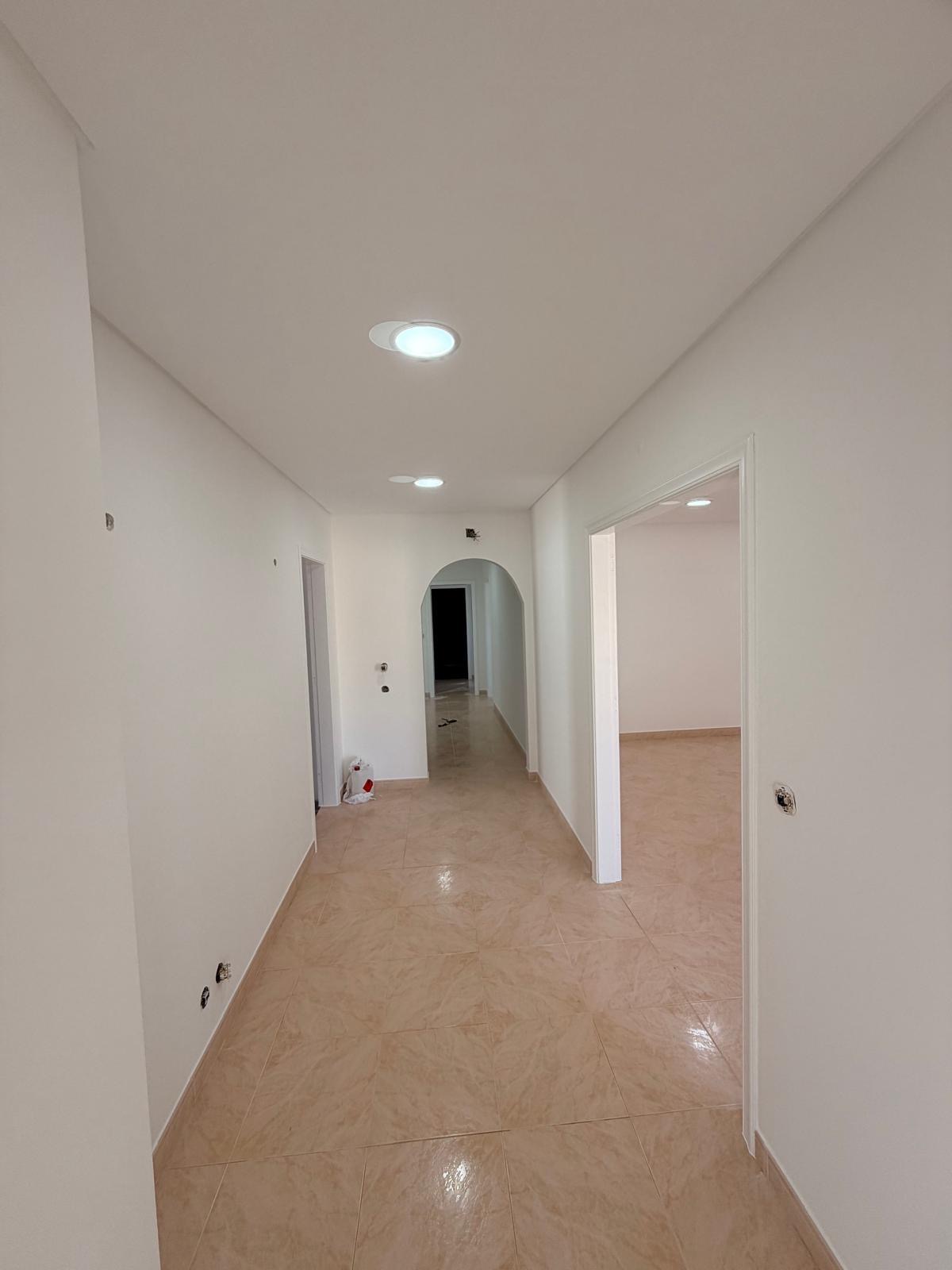 Corredor com acabamentos finalizados